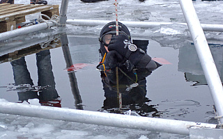 Nurkowie ćwiczą pod lodem na jeziorze Czos