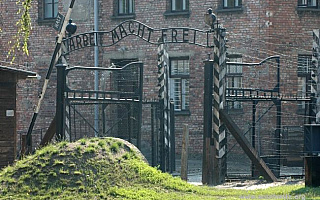 Sąd oddalił pozew za zwrot „polski obóz koncentracyjny”