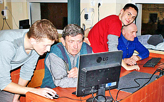 Seniorzy opanowali obsługę komputera