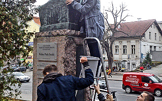 Studenci oczyścili pomnik Stefana Jaracza