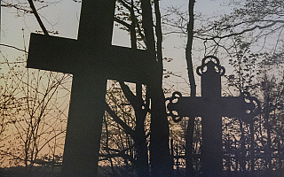 Zdewastowano ewangelicki cmentarz na Mazurach. Groby są kompletnie zniszczone