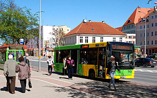 Autobus i tramwaj zamiast samochodu. Kierowcy w Elblągu mogą skorzystać z darmowej komunikacji miejskiej
