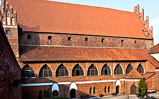Zabytkowa krata z zamku w Olsztynie ponownie w konserwacji