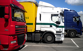 Testy uwięzionych w Wielkiej Brytanii kierowców ciężarówek. Polskich medyków w porcie w Dover zmienili żołnierze