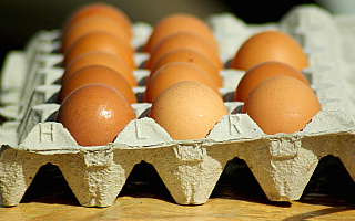 Po podwyżkach cen masła przyszła kolej na jajka. Handlowcy biją na alarm, że ceny w hurcie rosną, a jaj na rynku jest mało