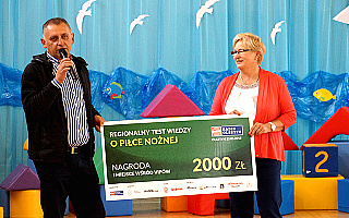 Z. Szymula przekazał nagrodę Radia Olsztyn szkole w Biesalu