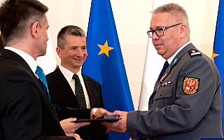 Policjant z Olsztyna odznaczony za zasługi dla skarbówki