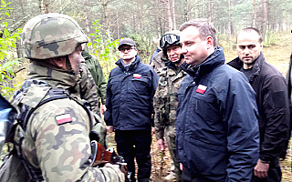 Prezydent Andrzej Duda odwiedził żołnierzy na poligonie