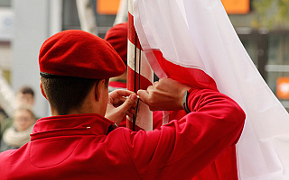Dziś obchodzimy ustanowiony w 2004 roku Dzień Flagi. Historia polskich barw narodowych sięga XIII wieku