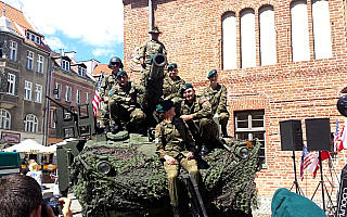 Amerykańscy żołnierze na rynku Starego Miasta w Olsztynie