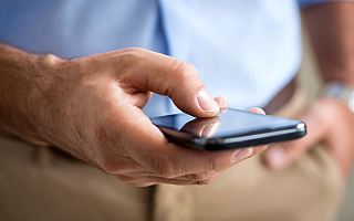 Oszuści wysyłają SMS-y z prośbą o dopłatę za przesyłkę. Dwaj mieszkańcy regionu stracili prawie 14 tysięcy złotych