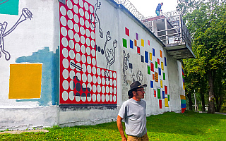 Więźniowie pomagają malować największy mural w regionie