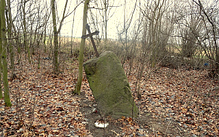 Mazurskie nagrobki z polskimi napisami na cmentarzu w Wilamowie