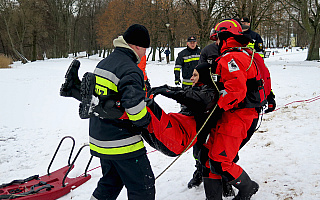 Olsztyńscy strażacy szkolili swoje umiejętności na zamarzniętym jeziorze Krzywym