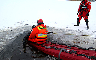 Pod łyżwiarzem załamał się lód na Jeziorze Lidzbarskim. Mężczyznę uratowali strażacy
