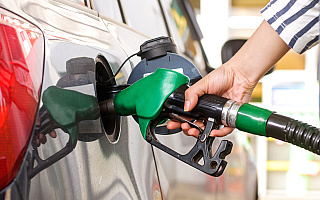Nowa opłata paliwowa ma pomóc w sfinansowaniu remontów dróg lokalnych – przekonują samorządowcy PiS