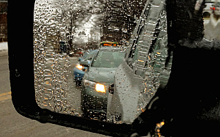 W całym kraju panują trudne warunki drogowe z powodu mżawki lub deszczu