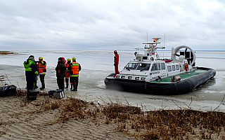 Wędkarze uwięzieni na krze lodowej na Zalewie Wiślanym uratowani przez strażaków i strażników granicznych