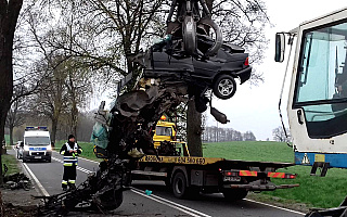Tragiczny wypadek kierowcy BMW. Z samochodu zostały zgliszcza. Policja ostrzega przed złymi warunkami na drogach