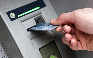 Policja szuka właściciela zostawionych w bankomacie pieniędzy