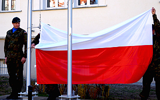 Inne niż zwykle świętowanie Dnia Flagi i Konstytucji 3 Maja. Z białego poloneza i czerwonego fiata popłyną patriotyczne piosenki
