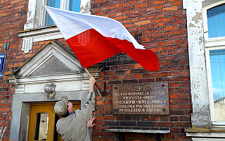 Zawiesili polską flagę na kamienicy. 79 lat temu do Olsztyna przybyli kolejarze