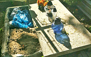 Handlarz trzymał narkotyki na cmentarzu w nagrobku