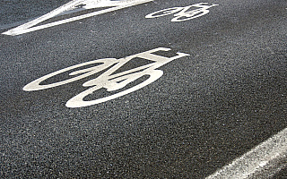 Samochód czy rower? Policja wyjaśnia zasady pierwszeństwa przejazdu