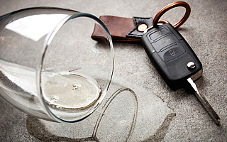 Mimo trzech sądowych zakazów prowadzenia samochodu, pijany jeździł ulicami Pieniężna