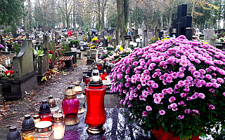 Na cmentarz najlepiej autobusem. Mieszkańcy Warmii i Mazur tłumnie odwiedzają groby bliskich