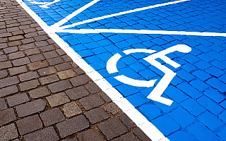 Straż miejska jest bezradna, gdy kierowcy parkują na miejscach dla niepełnosprawnych. Kto jest temu winien?