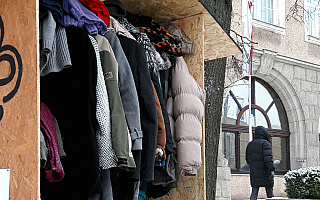 Wymiana ciepła pod olsztyńskim ratuszem. Harcerze dzielą się zimowym odzieniem