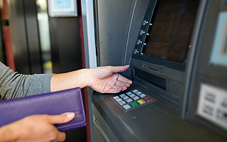 Policja bada sprawę zniszczenia bankomatu w Gronowie Elbląskim. „Nie skradziono żadnych pieniędzy”