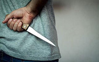 „Chcąc odzyskać pieniądze zranił dłużnika nożem”. Prokuratura wnioskuje o tymczasowy areszt 43-latka
