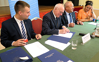 W Ostródzie podpisano umowy na naprawę dróg regionalnych