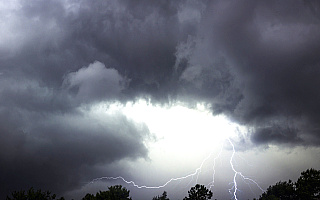 Synoptycy ostrzegają przed burzami z gradem. Porywy wiatru mogą osiągnąć 70 km/h