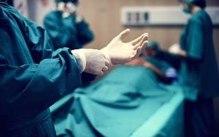Lekarz z Elbląga jako pierwszy w Europie przeprowadził nowatorską operację nadgarstka