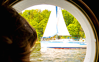 Terapeuci na pokładzie jachtów. W rejs po mazurskich jeziorach wypłyną razem z dziećmi wymagającymi wsparcia