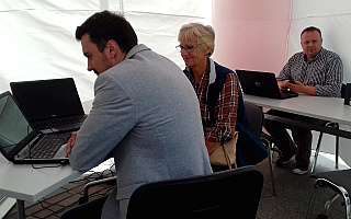 Seniorzy w Ełku uczą się, jak serfować po sieci