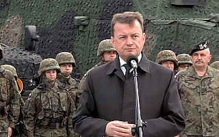 „Tu w Elblągu jesteśmy świadkami wzmocnienia wschodniej flanki NATO”. Szef MON przekazał Wielonarodowej Dywizji nowe wozy dowodzenia