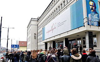 Niepodległościowy baner ozdobił budynek Urzędu Wojewódzkiego. Projekt wybrali mieszkańcy Warmii i Mazur