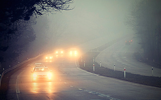 Silne mgły w Warmińsko-Mazurskiem. Drogowcy ostrzegają i apelują o ostrożność
