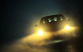 Synoptycy ostrzegają przed gęstą mgłą. Może utrudniać jazdę w kilku powiatach
