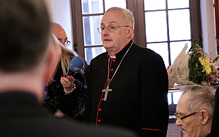 Biskup elbląski apeluje o ostrożność i przypomina o dyspensie. „Zdecydujmy rozsądnie, czy możemy iść do kościoła”