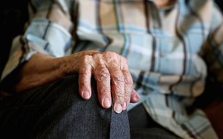 Koronawirus najgroźniejszy dla osób starszych. „Seniorzy, zostańcie w domach”