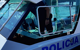 Policyjni wodniacy rozpoczęli sezon na Warmii i Mazurach. Bezpieczeństwo nad wodą zapewnią nowe łodzie i śmigłowiec Black Hawk