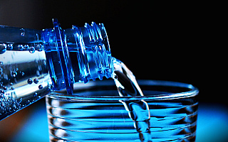 Czy mikroplastik w wodzie pitnej to zagrożenie dla zdrowia? WHO opublikowało specjalny raport