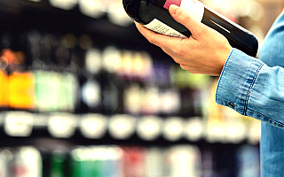 Nielegalna sprzedaż alkoholu w Jezioranach. Policja zabezpieczyła ponad 2 tysiące butelek