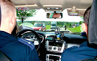 Na drogach całej Polski ruszył kaskadowy pomiar prędkości. Policja wykorzystuje nieoznakowane radiowozy i rejestratory wideo