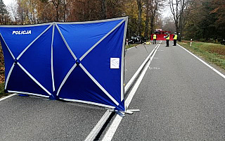 Śmiertelny wypadek koło Ostródy na drodze wojewódzkiej 542 i zderzenie trzech aut na krajowej 16